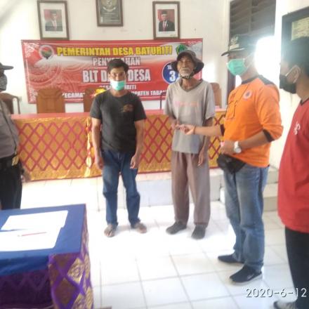 Penyerahan Bantuan Langsung Tunai (BLT) Tahap ke III di Desa Baturiti